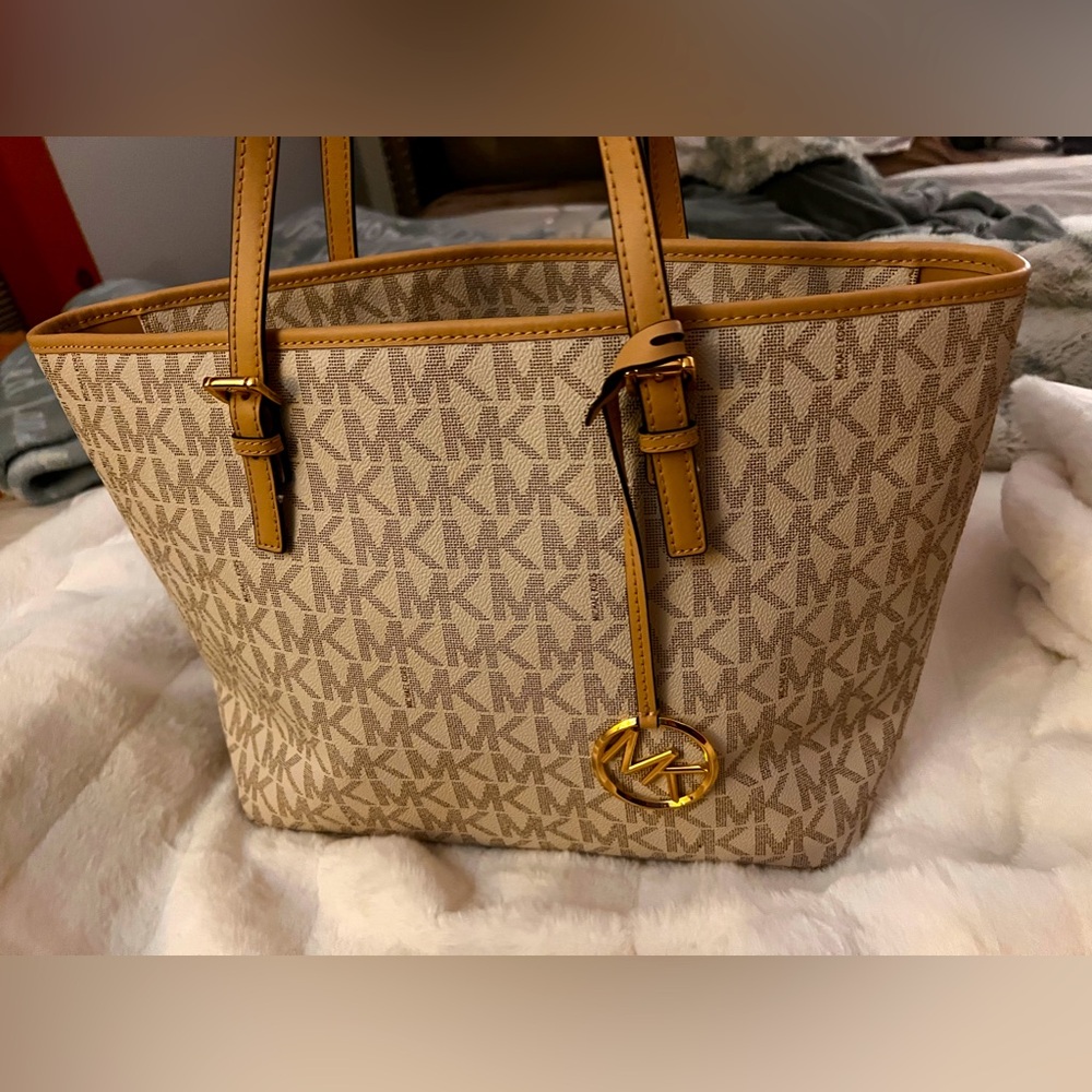 MK SIGNATURE LOGO PURSE 🤍